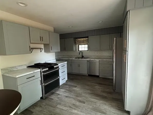 2011 N Hines Rd, Independence, MO 64058