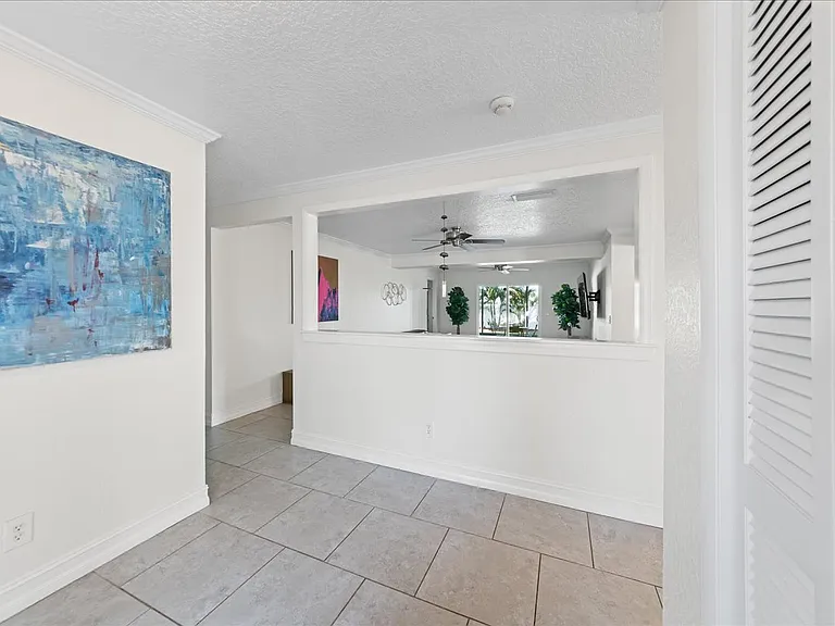 310 Franklyn Ave — Photo 4