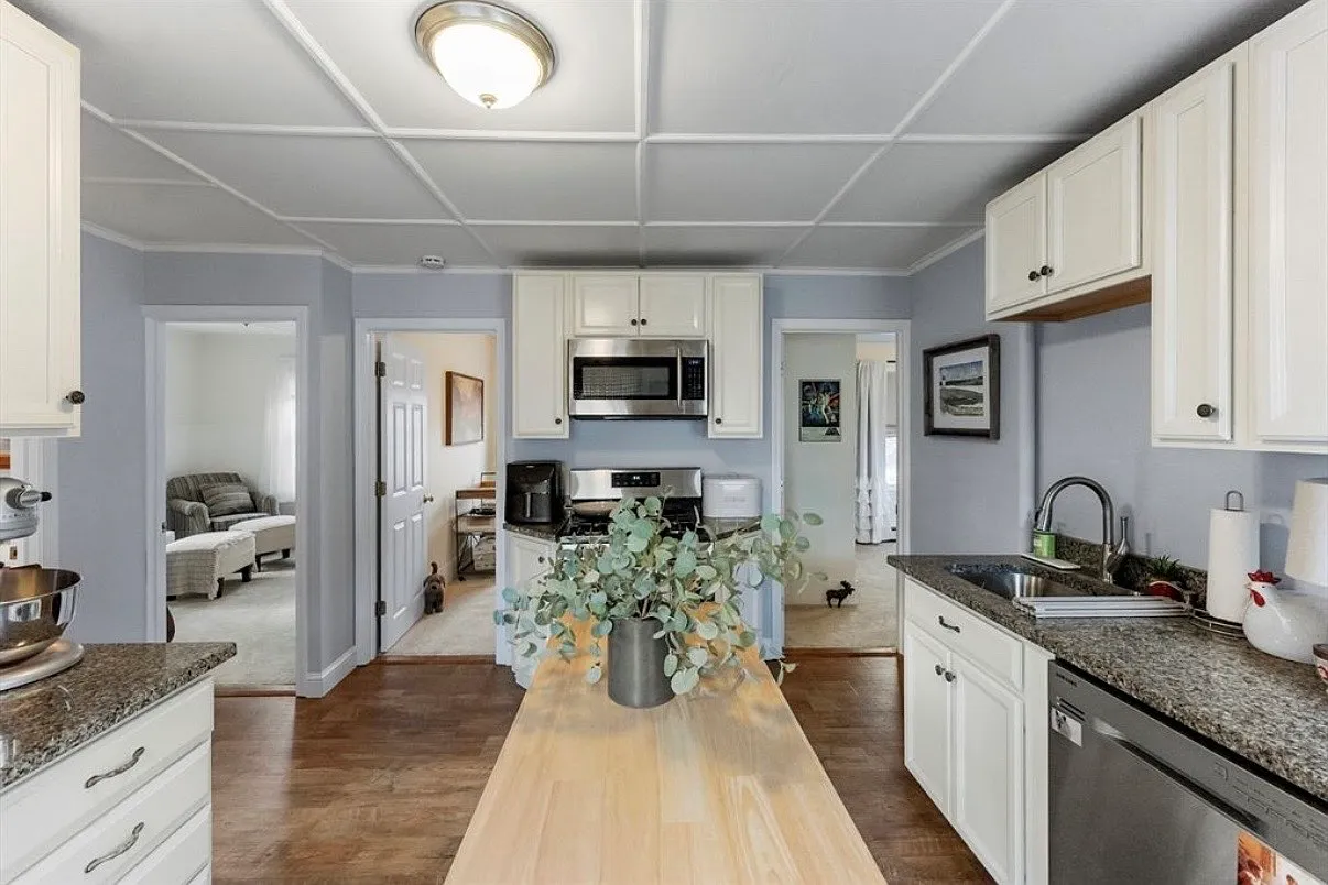 3 bed, $3,000 — Photo 1