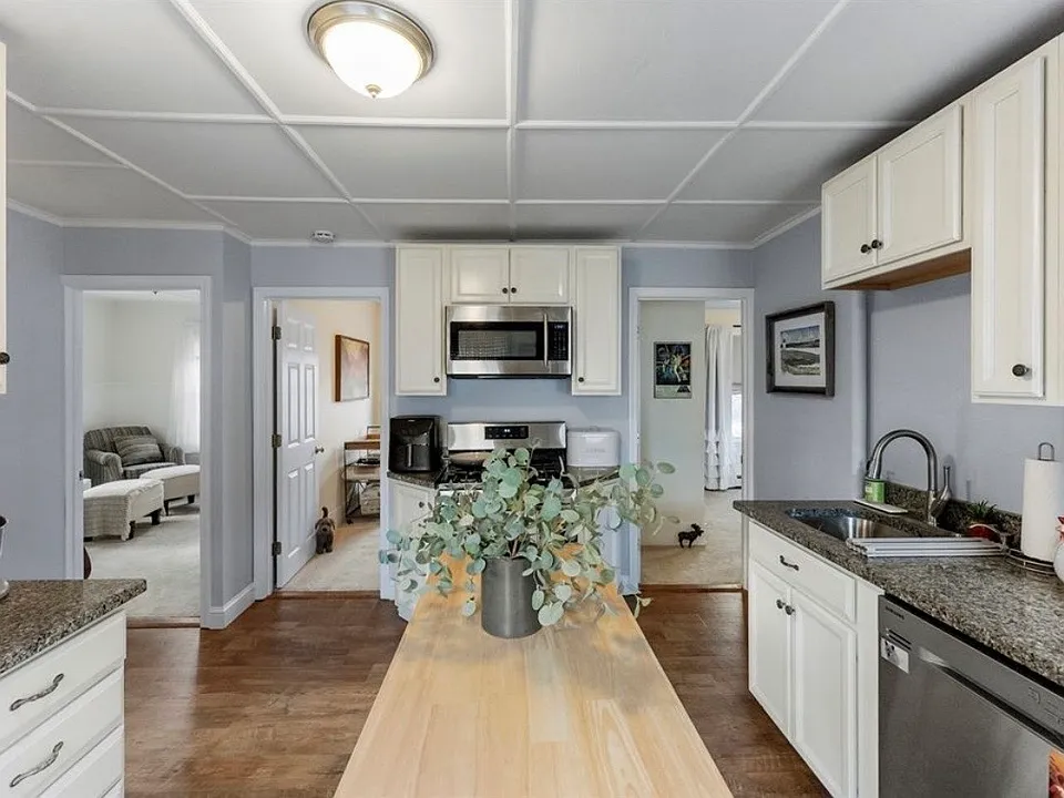 8 Peck Ave #B