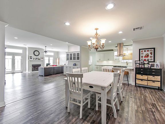 4th image of 3214 Vine Dr