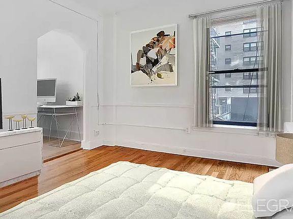 3rd image of 154 E 39th St APT 1