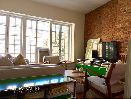 Rented by Voda Bauer Real Estate | media 12