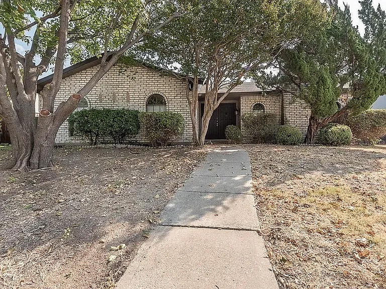 2124 Courtland Cir — Photo 1