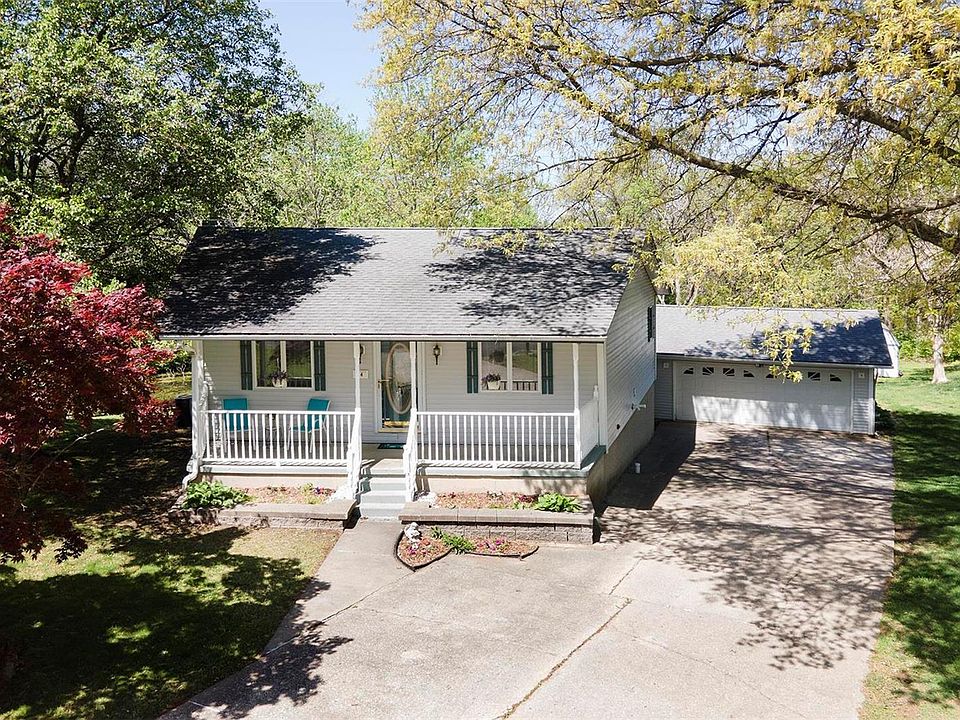 1st image of 14 Burr Oak Dr