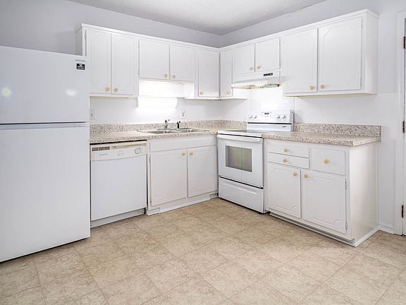 kitchen - refrigerator included