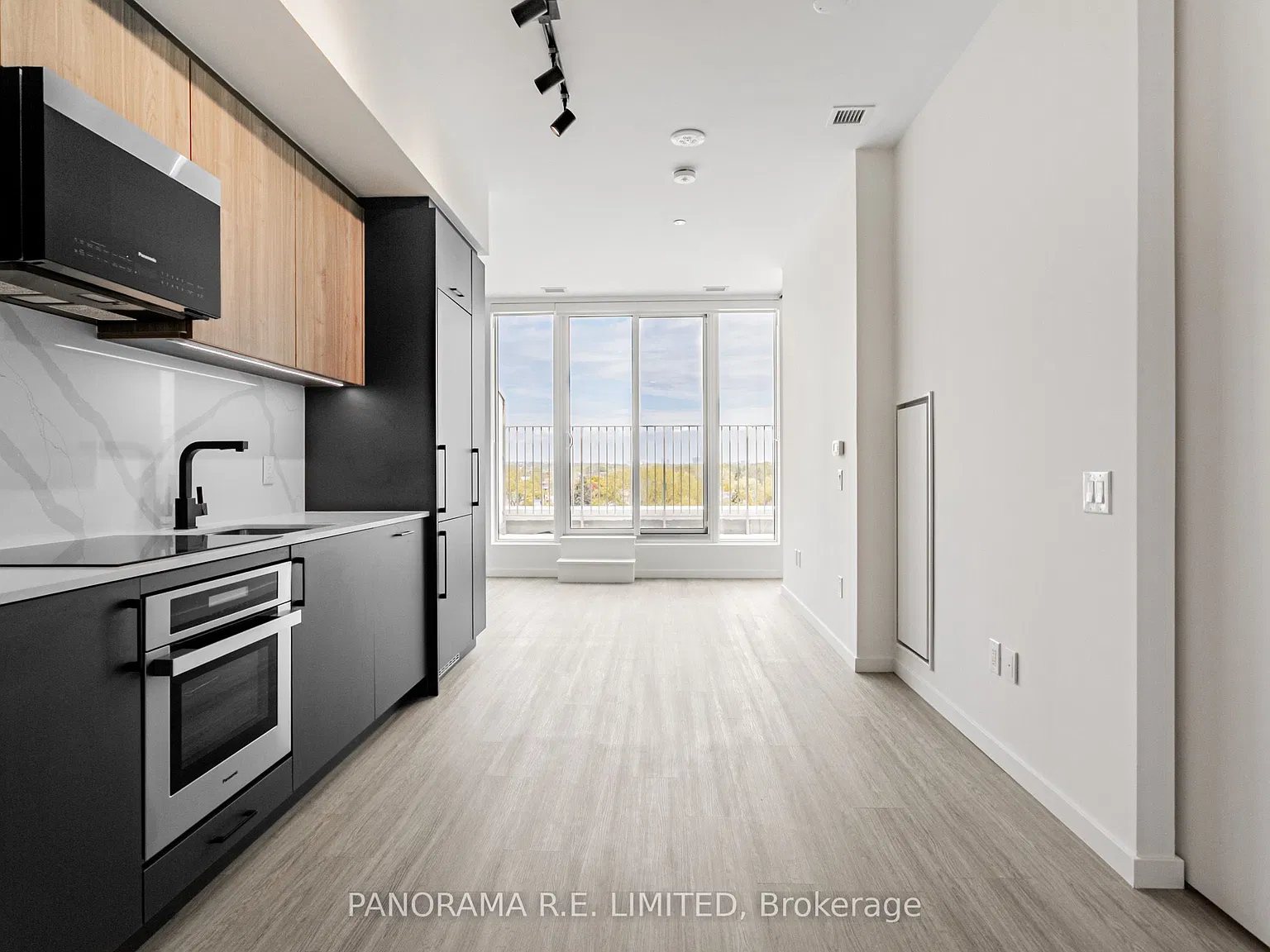 Reina Condos — Photo 1