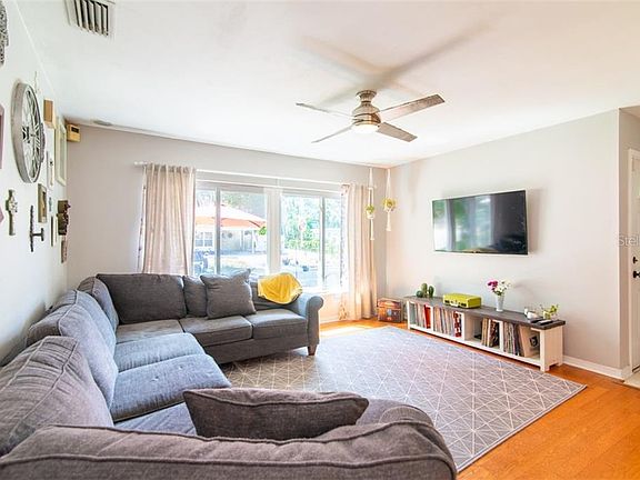 5th image of 212 Deer Park Ave