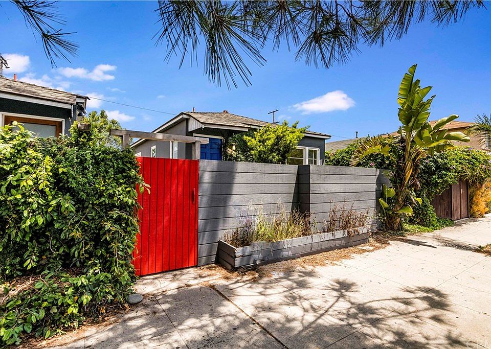 2nd image of 425 Venice Way