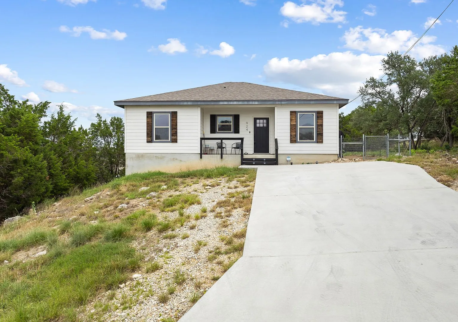 3 Bedroom/2 Bath Scenic Heights Subdivision — Photo 1