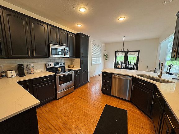 3rd image of 1042 Pendleton Pl