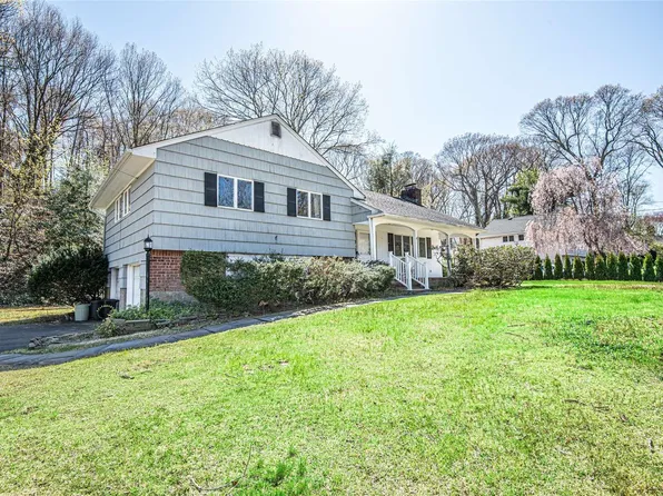 18 Woodedge Drive, Dix Hills, NY 11746