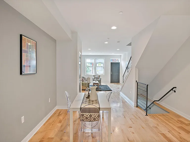 1249 N Myrtlewood St — Photo 5
