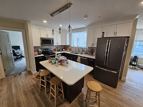 3rd image of 462 Main St #4