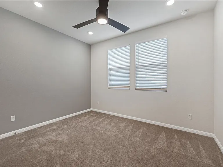 2605 Acoma Ln — Photo 34