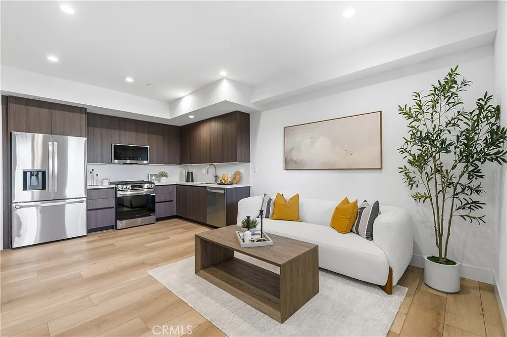 Building Photo - 150 S Oak Knoll Ave #105