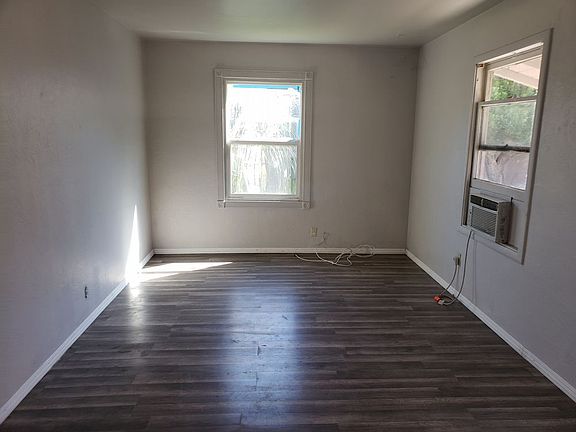 2nd image of 461 Maple St APT A