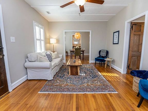 4th image of 4018 Newport Dr