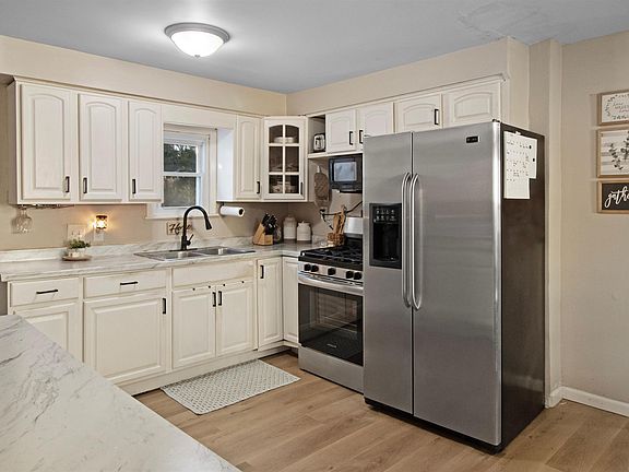 5th image of 34720 Maple St