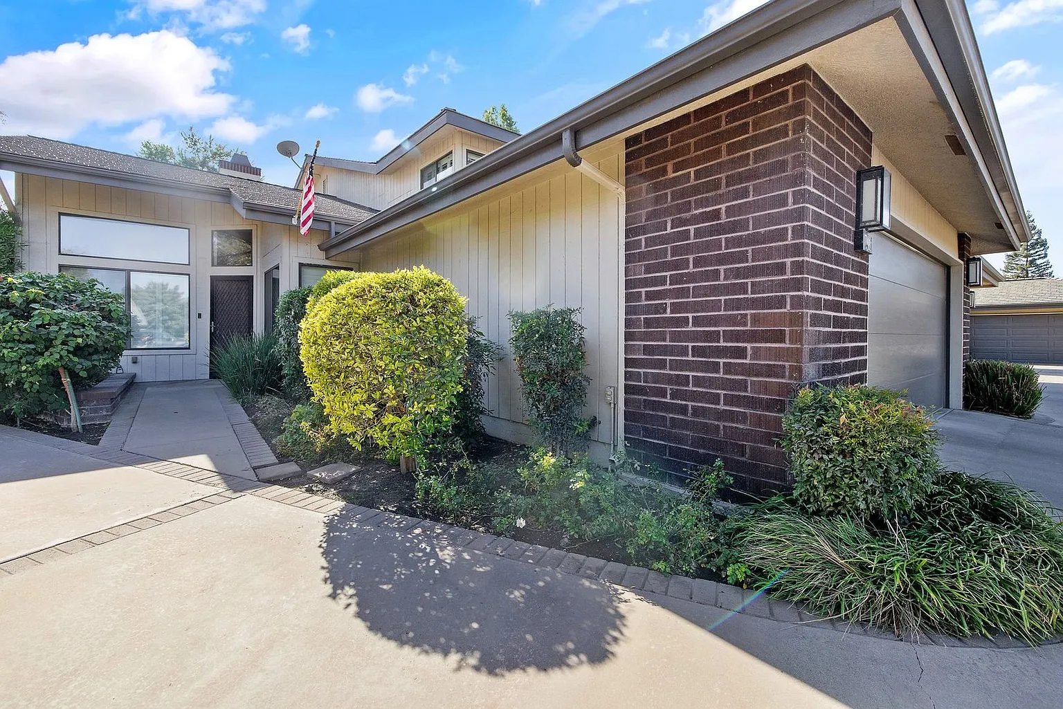 708 N Silvervale Dr photo 1