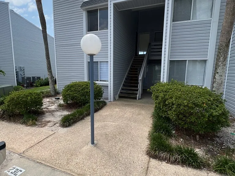 101 Old Ferry Rd — Photo 4