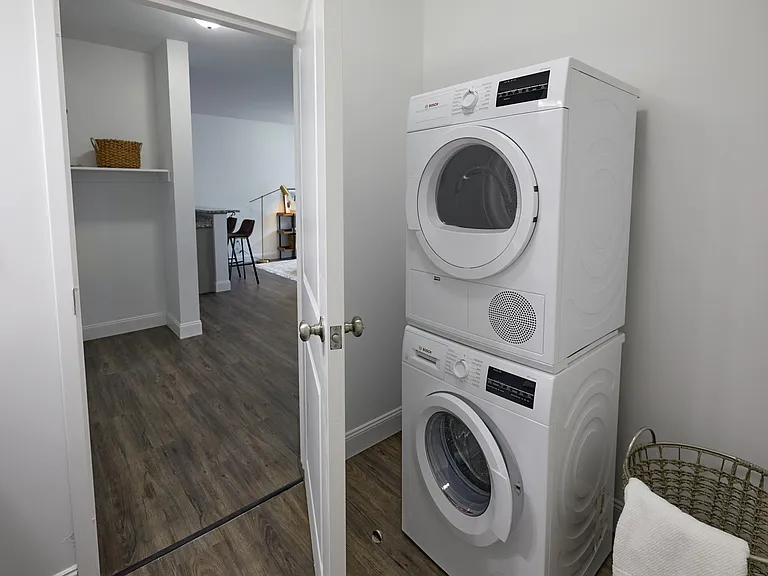 Large 1-Bedroom