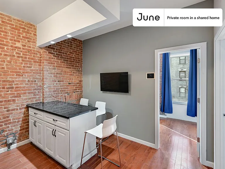351 W 46th St #B — Photo 4