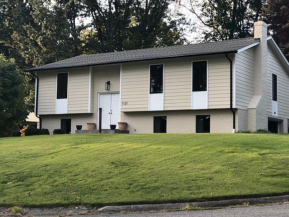 3rd image of 1121 Conifer Ln