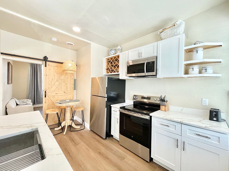 Large Move-in-ready kitchen, stainless steel appliances, wine rack, and quartz countertops