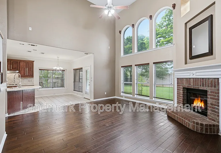 2115 Lexington Dr — Photo 13