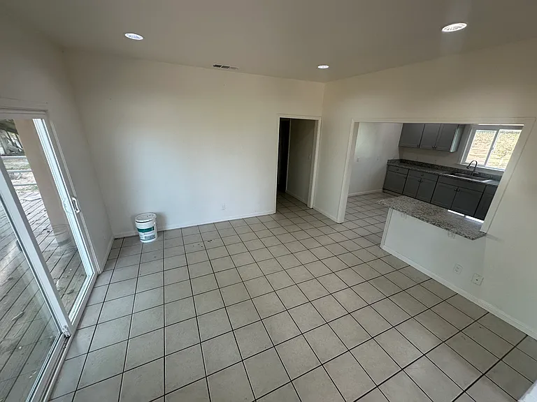 9695 E Tulare Ave — Photo 15