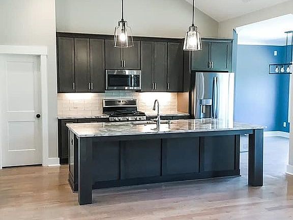 Kitchen with large island