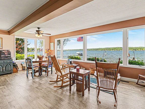 4th image of 4554 Crescent Beach Rd