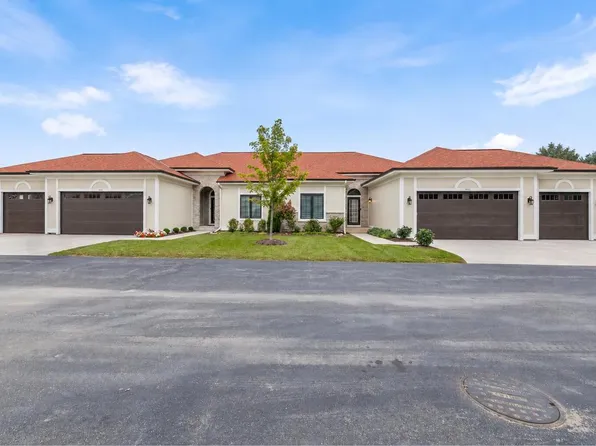 1611 Vico PASS #22, Oconomowoc, WI 53066