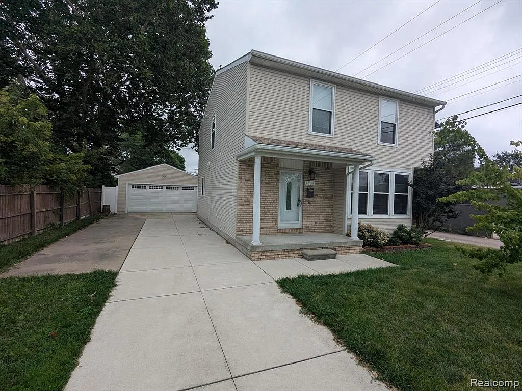 3 bed, 2.5 bath, 2558 sqft, $2,300 — Photo 1