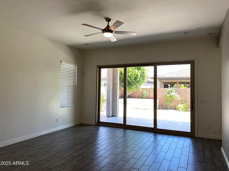 233 W Sandra Ter — Photo 4