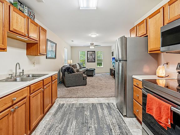 3rd image of 128 Silver Leaf Cir