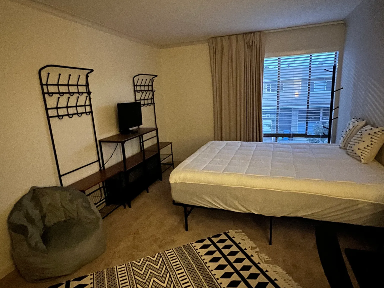 Master Bedroom/En Suite Bathroom - Inner Sunset, City of San Francisco — Photo 3