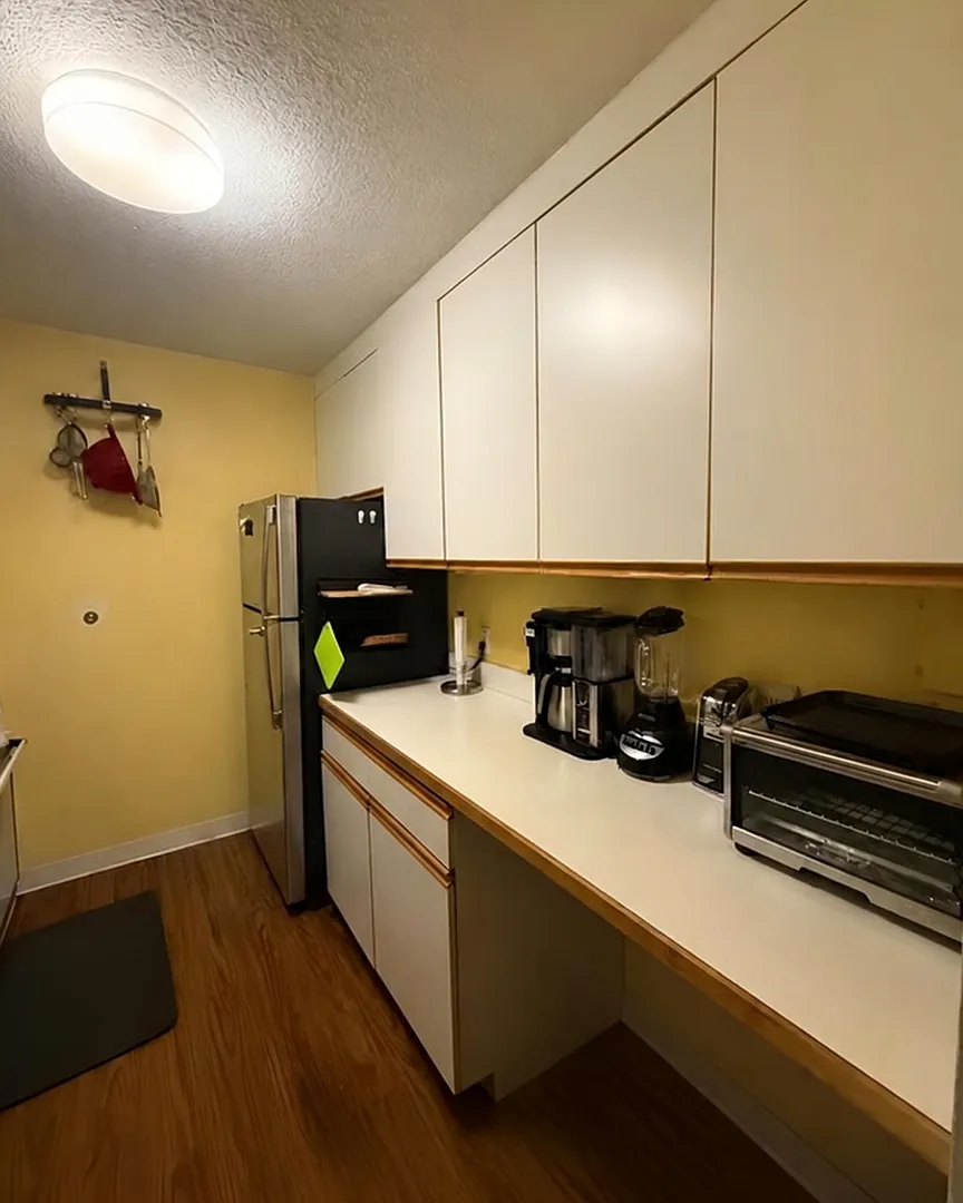 Furnished 1-Bedroom at Brook House Balcony, Separate Dining Area & Flexible Lease Terms — Photo 3