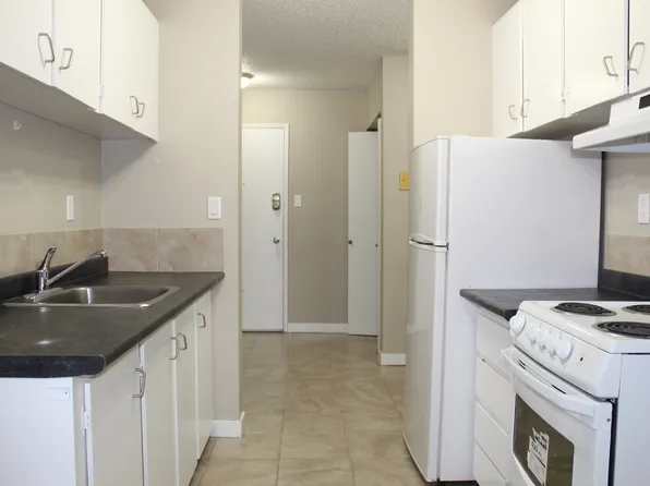 Shirley Manor, 11903 106th St NW, Edmonton, AB T5G 2R4