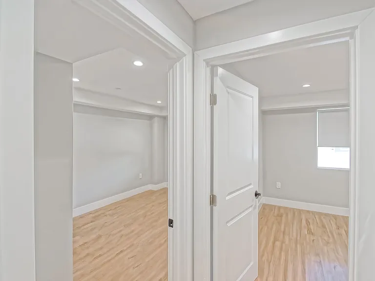 1923 Vanderbilt Ln — Photo 24