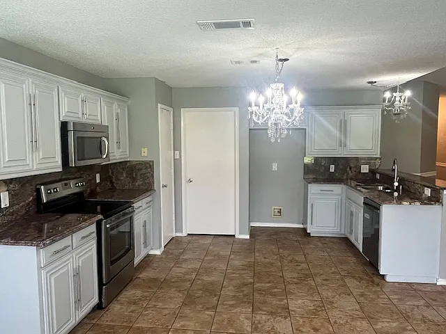 4 bed, 1985 sqft, $2,280 — Photo 4