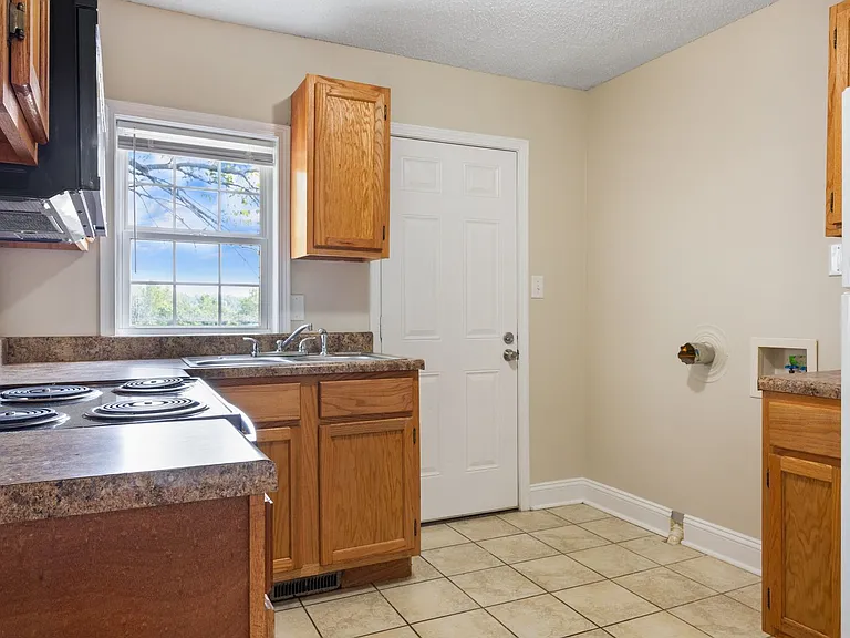 308 Gill St — Photo 8