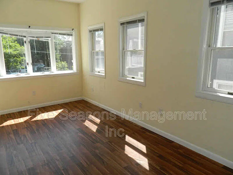 3 bed, 1.5 bath, 900 sqft, $3,000 — Photo 3