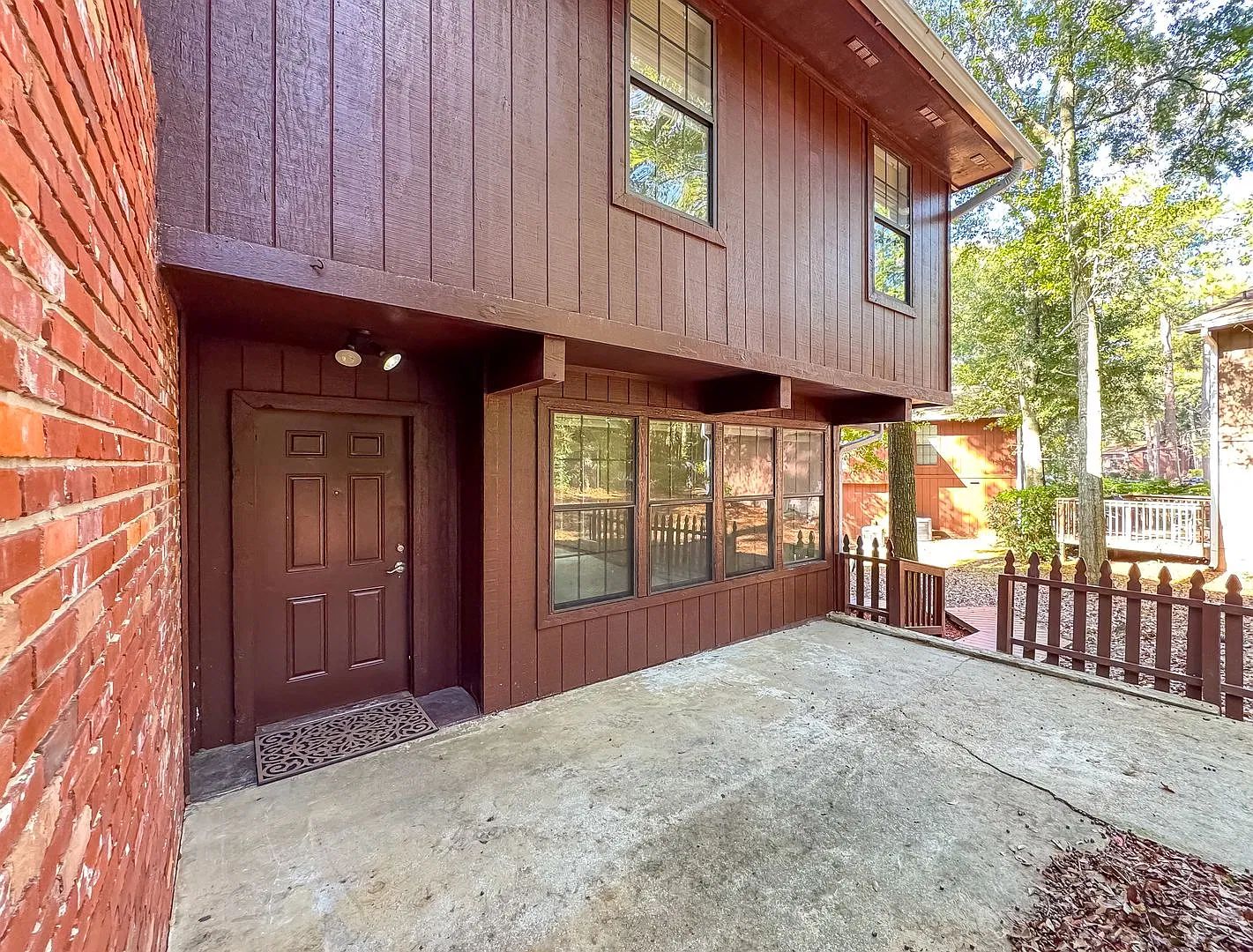 COOL 2/2.5 in Popular Timbers Neighborhood with HUGE Master, Stainless Appliances, Porch, & Commu... — Photo 2