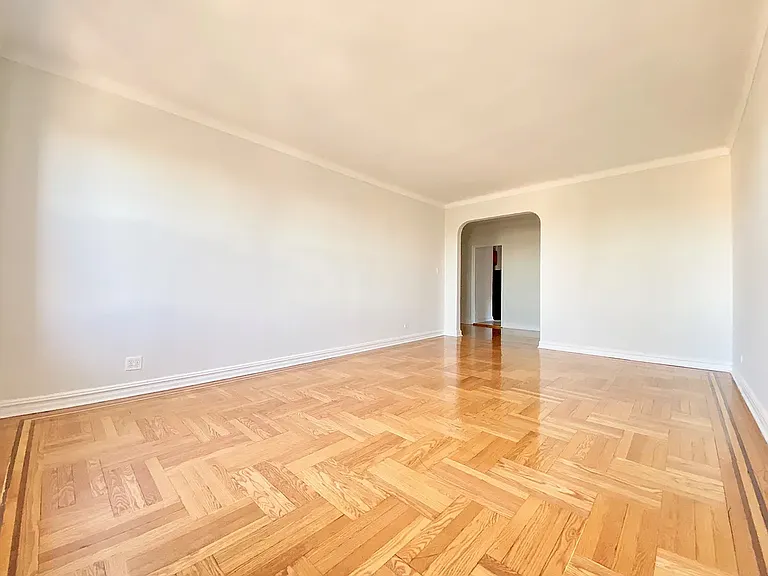 1550 E 13th St #5 — Photo 4
