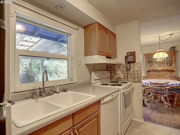 3rd image of 104 Belle Ct