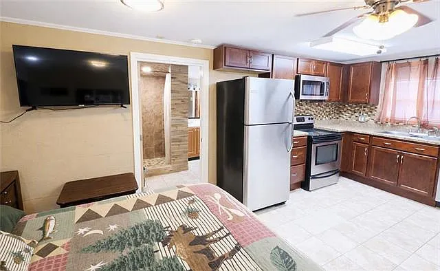 1 bed, 1.0 bath, 339 sqft, $1,300 — Photo 3