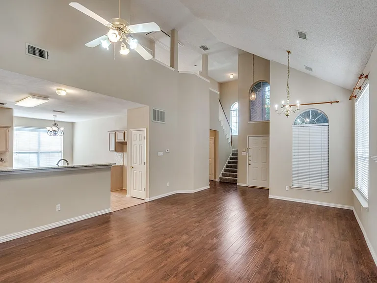 3949 Windford Dr — Photo 2
