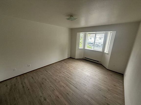 4th image of 1004 37th St SE #D
